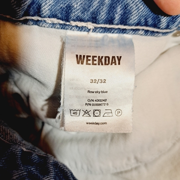 Weekday Row Medium Wash Cut Off Jean Shorts Size 32 - Picture 3 of 6